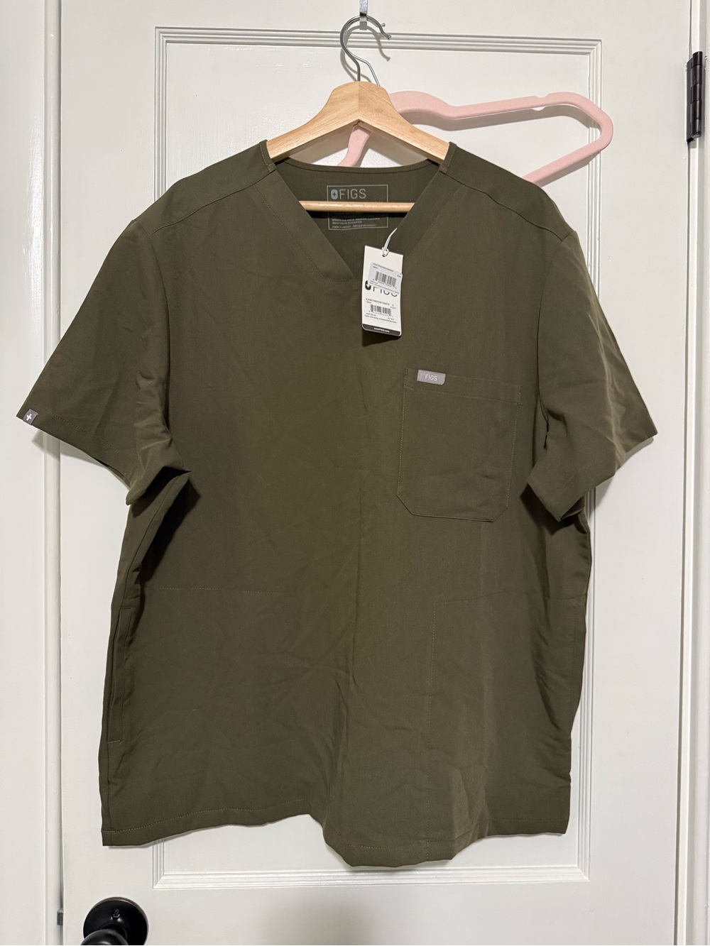 Men’s Figs Scrubtop in Moss